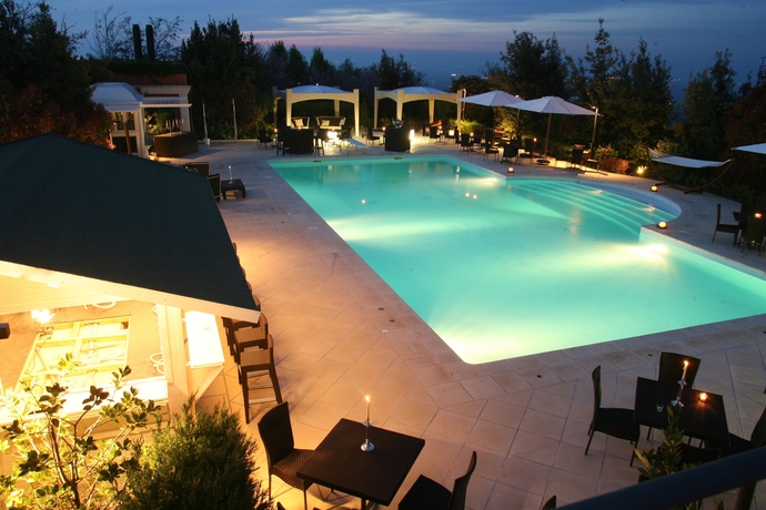 Imagen de la piscina del Hotel Monte Del Re. Foto 13