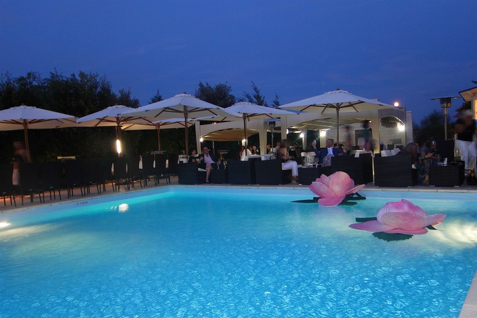 Imagen de la piscina del Hotel Monte Del Re. Foto 15