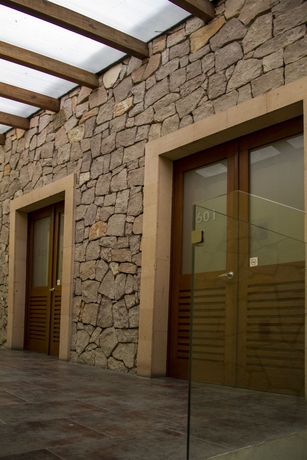 Imagen de los interiores del Hotel Monte Le&oacute;n Boutique Y Galer&iacute;a. Foto 9