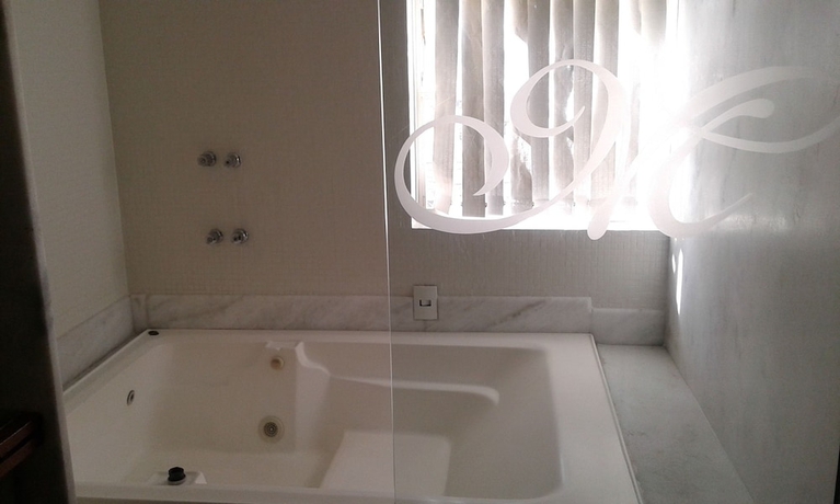 Imagen de la habitación del Hotel Monte Rey. Foto 15