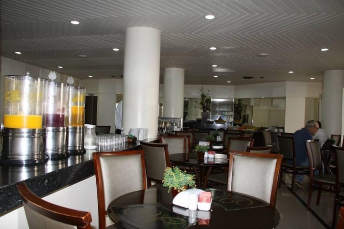 Imagen del bar/restaurante del Hotel Monte Rey. Foto 3