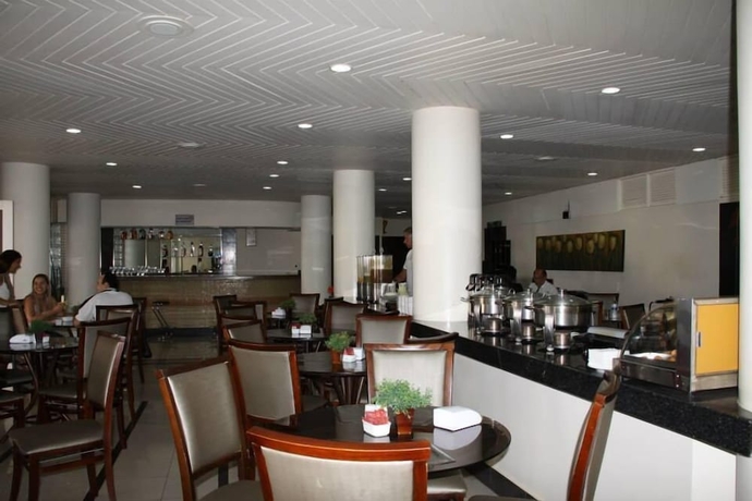 Imagen del bar/restaurante del Hotel Monte Rey. Foto 6