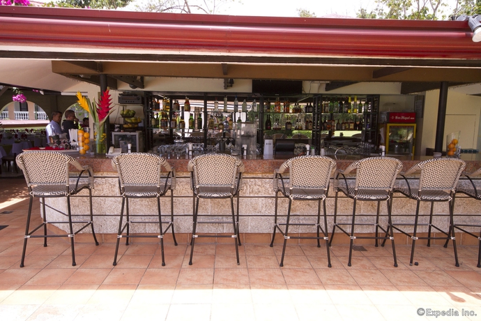 Imagen de la piscina del Hotel Montebello Villa. Foto 12