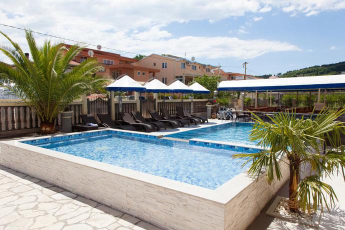 Imagen de la piscina del Hotel Montefila. Foto 18