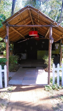 Imagen de los exteriores del Hotel Montego Bay Beach Village. Foto 8