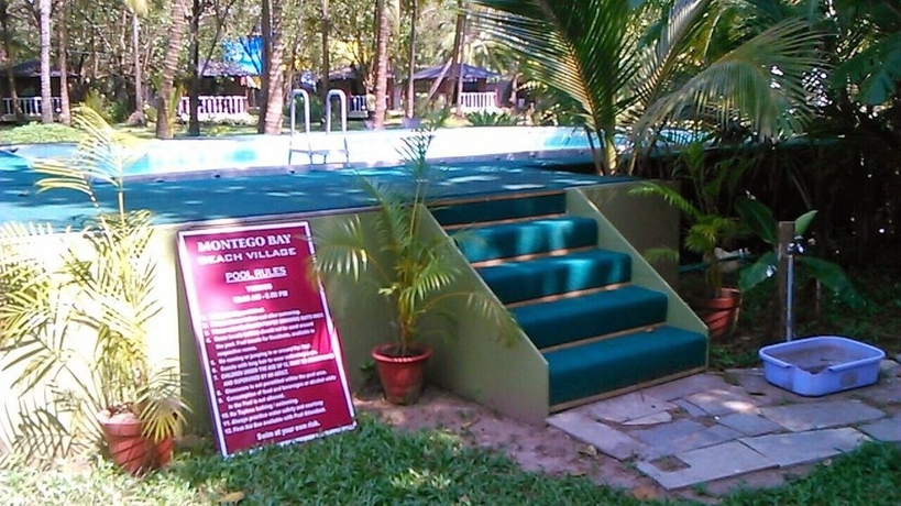 Imagen de la piscina del Hotel Montego Bay Beach Village. Foto 14