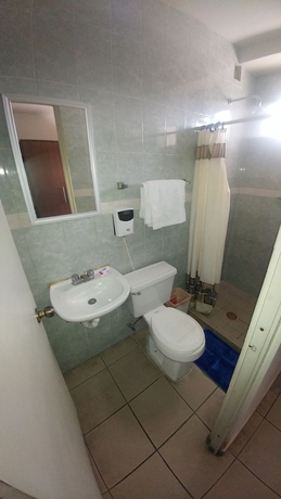 Imagen de la habitación del Hotel Montemorelos Suites. Foto 7
