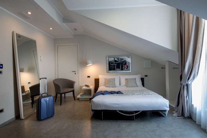 Imagen de la habitación del Hotel Montenapoleone Suites. Foto 16