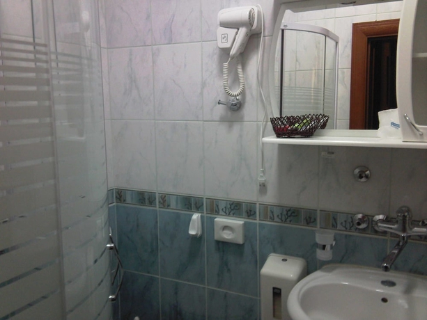 Imagen de la habitación del Hotel Montenegrino. Foto 13