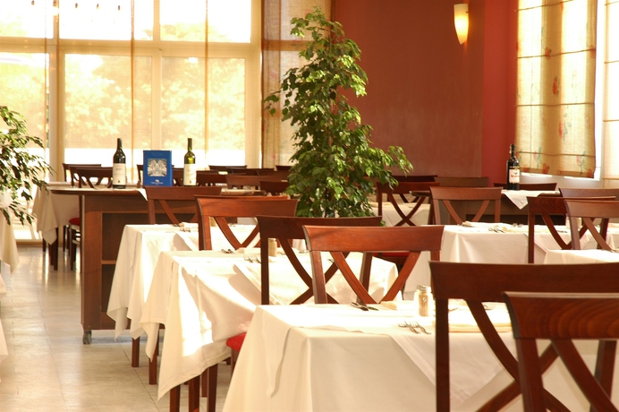 Imagen del bar/restaurante del Hotel Montenegro Beach Resort. Foto 2