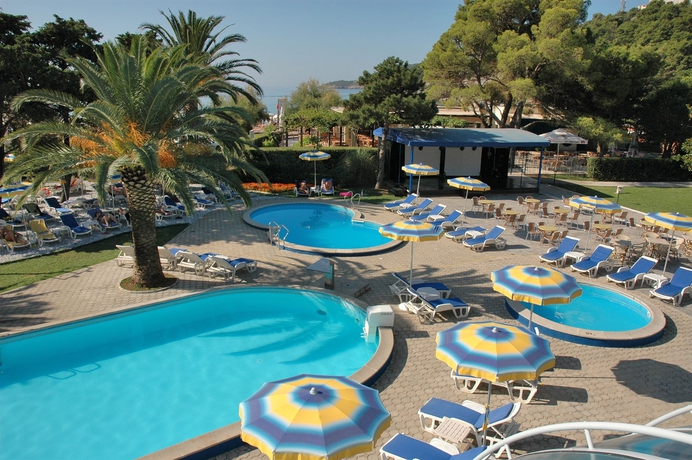 Imagen de la piscina del Hotel Montenegro Beach Resort. Foto 14