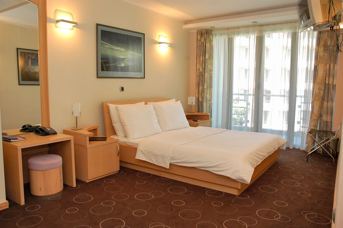 Imagen de la habitación del Hotel Montenegro Beach Resort. Foto 5