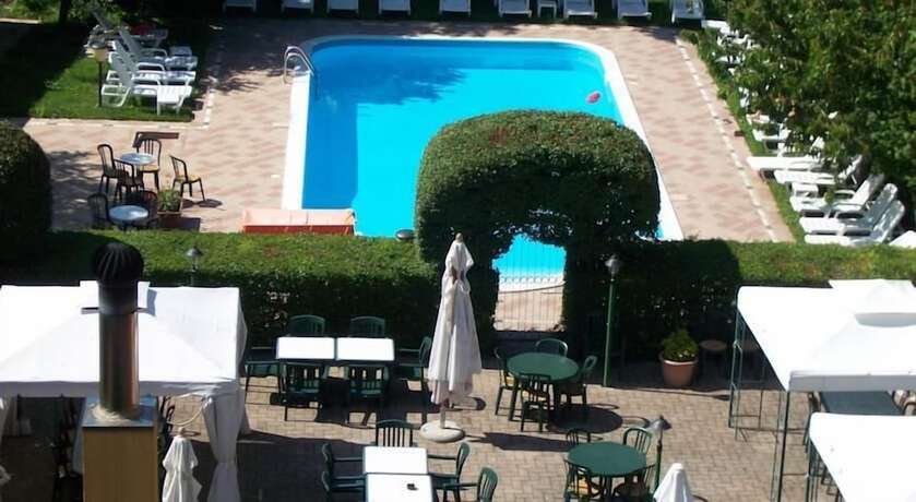 Imagen de la piscina del Hotel Montenerone. Foto 18
