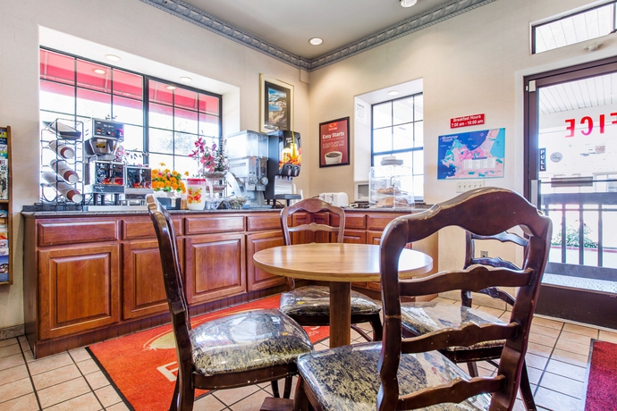 Imagen del bar/restaurante del Hotel Monterey Fairgrounds Inn. Foto 2