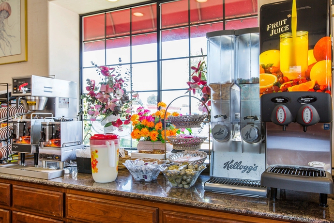 Imagen del bar/restaurante del Hotel Monterey Fairgrounds Inn. Foto 3