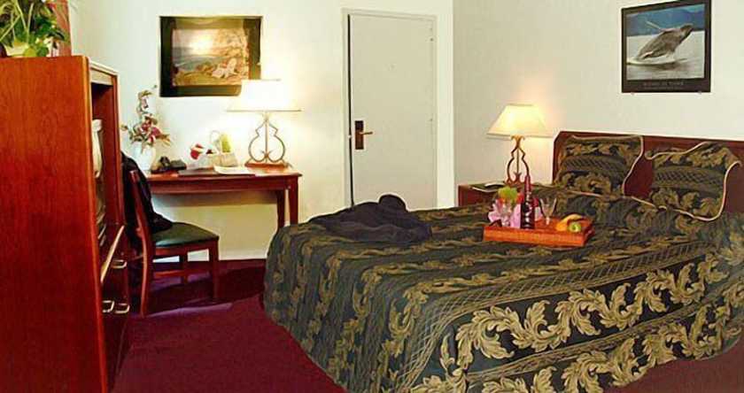 Imagen de la habitación del Hotel Monterey Fireplace Inn. Foto 10
