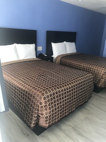 Imagen de la habitación del Hotel Monterey Fireplace Inn. Foto 12