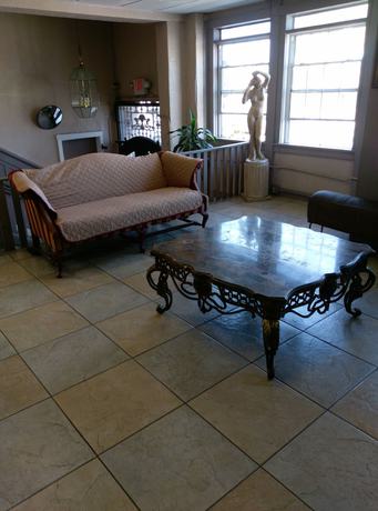 Imagen de los interiores del Hotel Monterey Inn. Foto 20