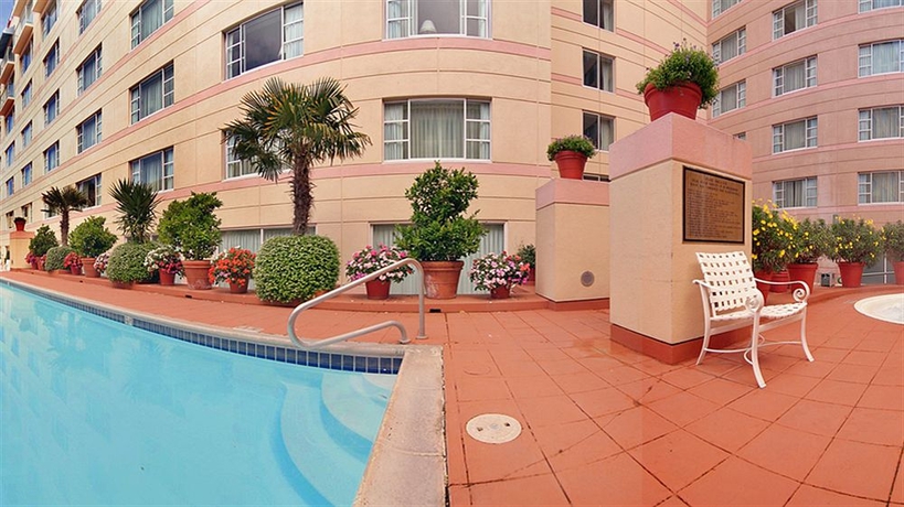 Imagen de la piscina del Hotel Monterey Marriott. Foto 15