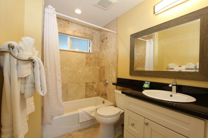 Imagen de la habitación del Hotel Monterey Peninsula Inn. Foto 12