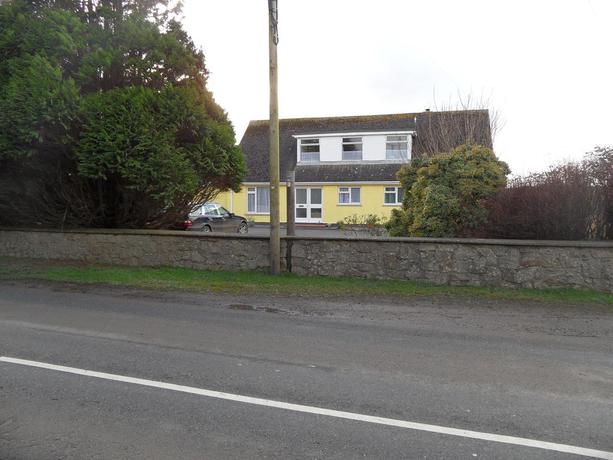 Imagen de los exteriores del Hotel Monterey Pines. Foto 12