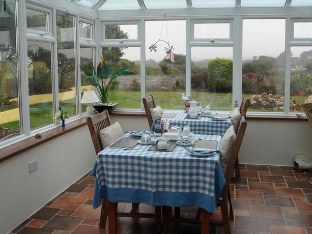 Imagen del bar/restaurante del Hotel Monterey Pines. Foto 3