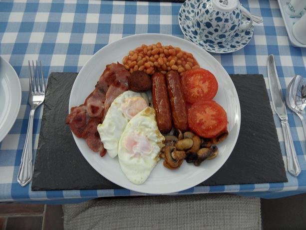 Imagen del bar/restaurante del Hotel Monterey Pines. Foto 4