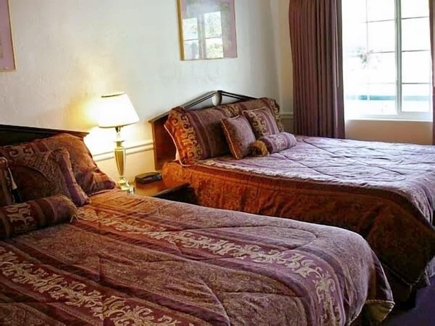 Imagen general del Hotel Monterey Pines Inn. Foto 3