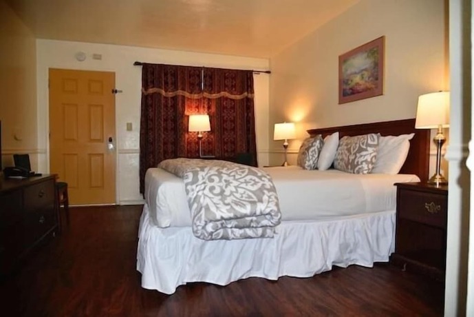 Imagen de la habitación del Hotel Monterey Pines Inn. Foto 15