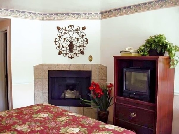 Imagen general del Hotel Monterey Pines Inn. Foto 4