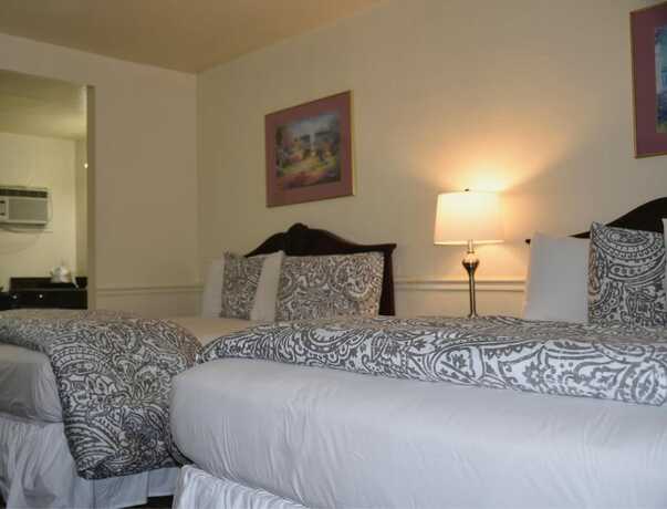 Imagen general del Hotel Monterey Pines Inn. Foto 6