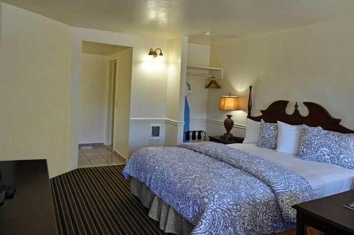 Imagen general del Hotel Monterey Pines Inn. Foto 10