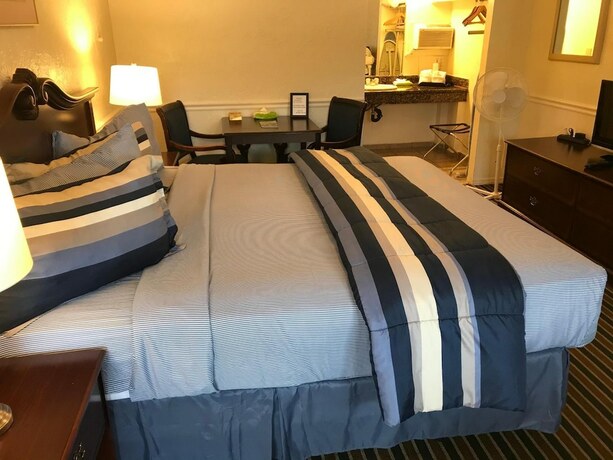 Imagen general del Hotel Monterey Pines Inn. Foto 11