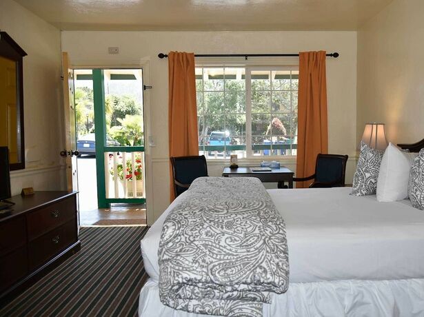 Imagen de la habitación del Hotel Monterey Pines Inn. Foto 17