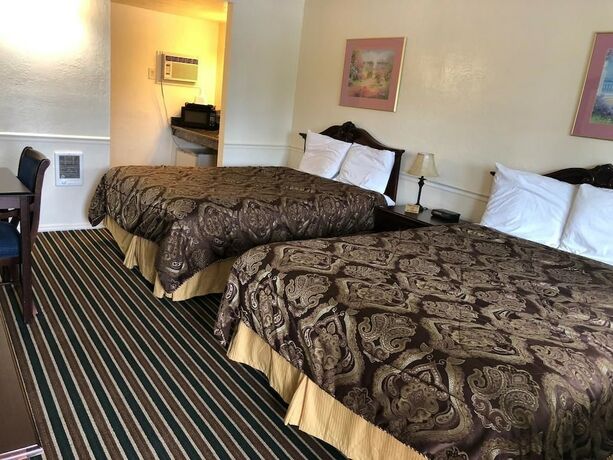 Imagen de la habitación del Hotel Monterey Pines Inn. Foto 18