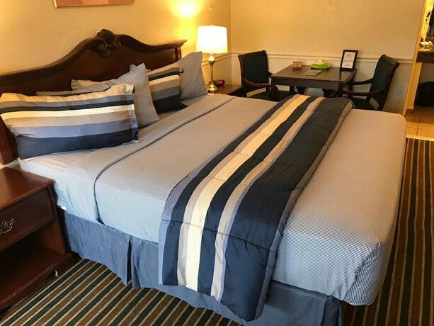 Imagen de la habitación del Hotel Monterey Pines Inn. Foto 20