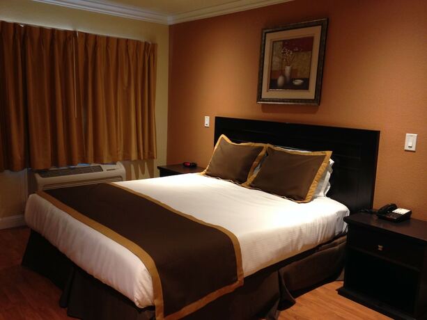 Imagen de la habitación del Hotel Monterey Surf Inn. Foto 19