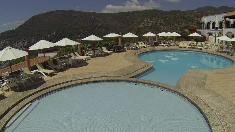 Imagen de la piscina del Hotel Montetaxco. Foto 12