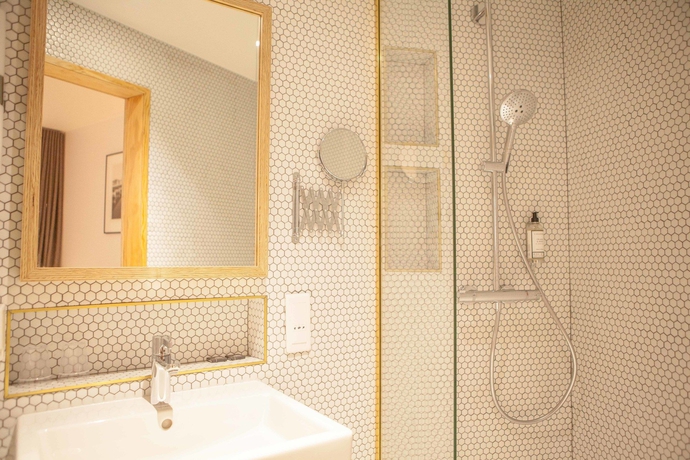 Imagen de la habitación del Hotel Montholon Paris. Foto 3