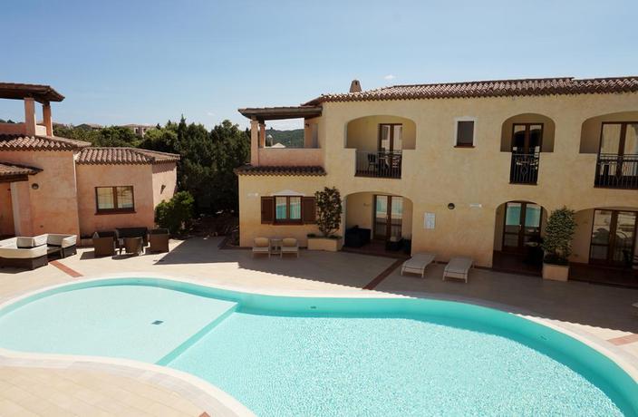 Imagen de la piscina del Hotel Monti Di Mola. Foto 15