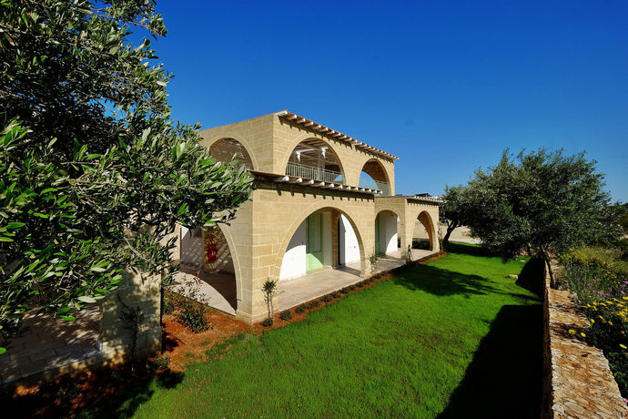 Imagen de los exteriores del Hotel Montir&ograve;. Foto 10