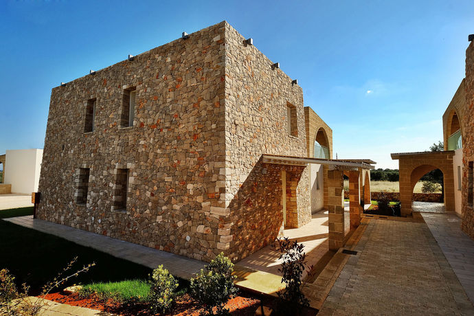 Imagen de los exteriores del Hotel Montir&ograve;. Foto 11