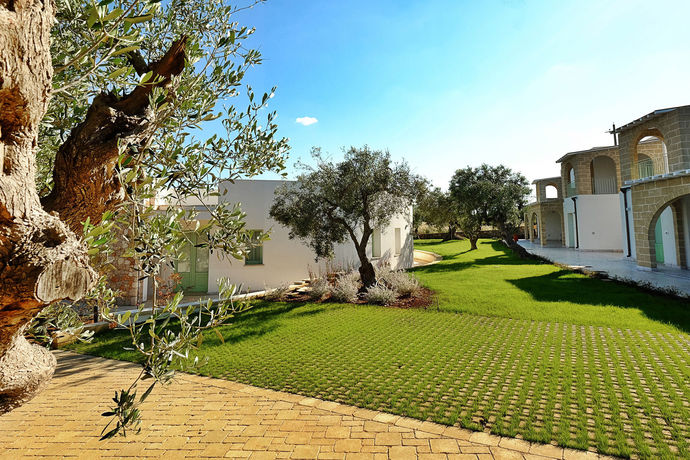 Imagen de los exteriores del Hotel Montir&ograve;. Foto 13