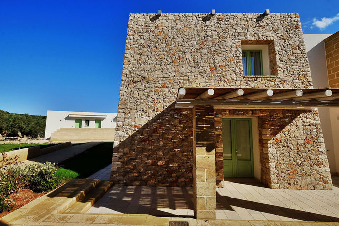 Imagen de los exteriores del Hotel Montir&ograve;. Foto 14