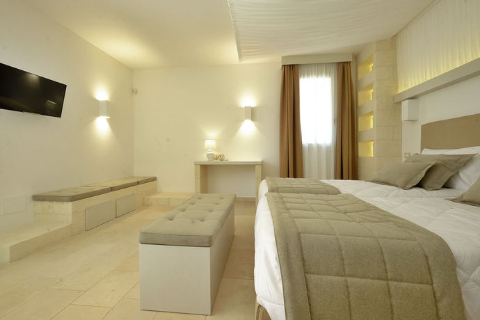 Imagen de los exteriores del Hotel Montir&ograve;. Foto 16