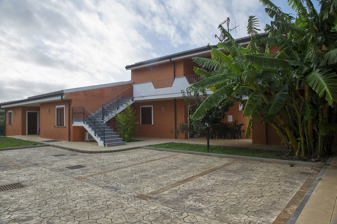 Imagen de los exteriores del Hotel Montiruju. Foto 17