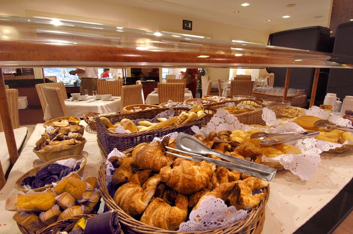 Imagen del bar/restaurante del Hotel Montjoi. Foto 4