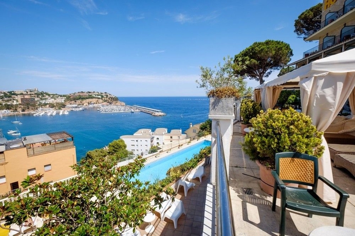 Imagen de los exteriores del Hotel Montjoi. Foto 6