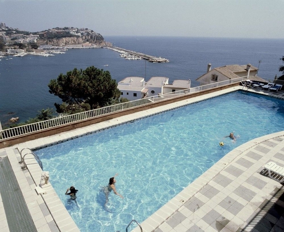 Imagen de la piscina del Hotel Montjoi. Foto 9