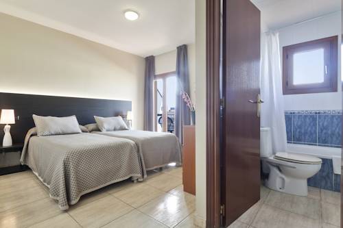 Imagen de la habitación del Hotel Montmar. Foto 8